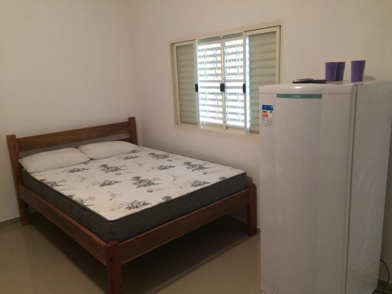 Suíte com cama de casal, janela e geladeira própria