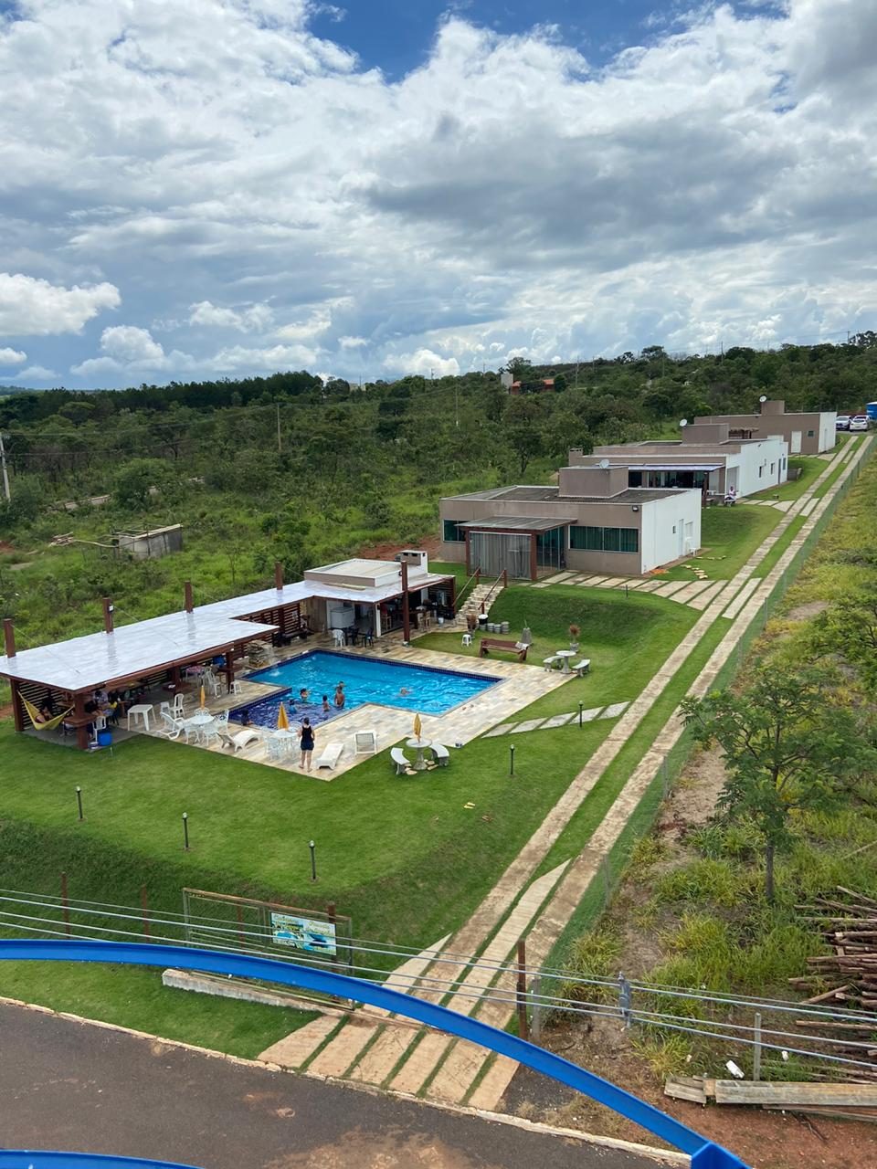 Vista aérea da propriedade, com a piscina, o gramado e as casas